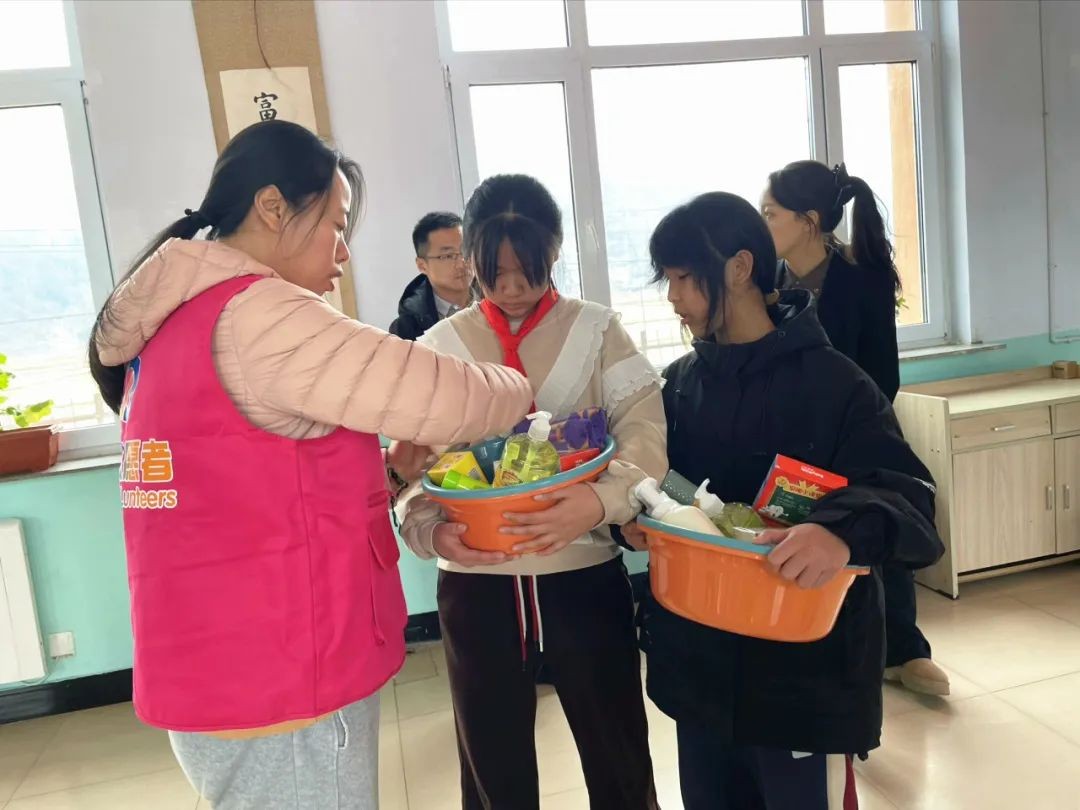 通化市妇联联合通化市东昌区爱心志愿者协会开展“七彩心愿 美丽童年”微心愿项目活动